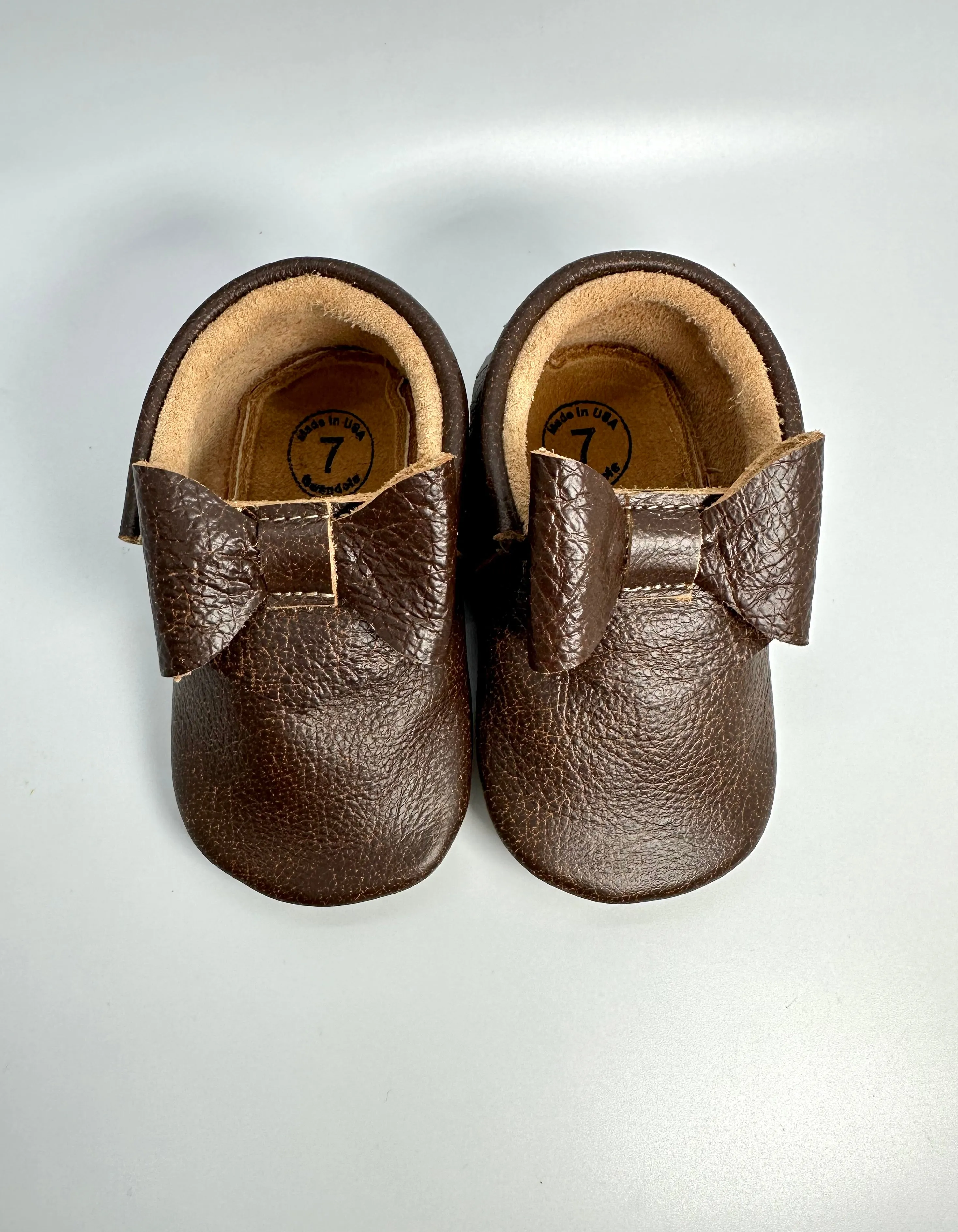 Seasoned Hickory Fringe Bow Mocc