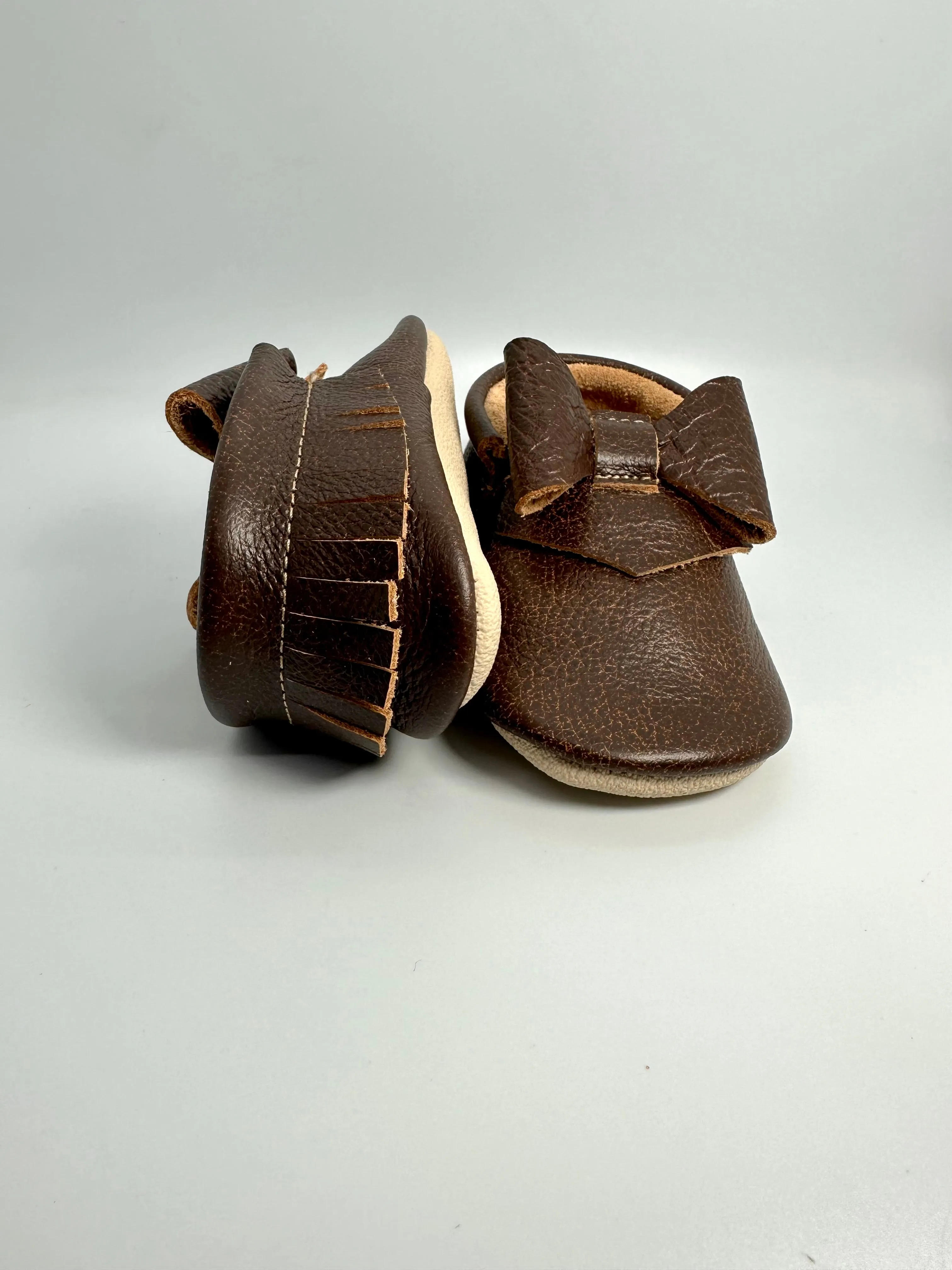 Seasoned Hickory Fringe Bow Mocc